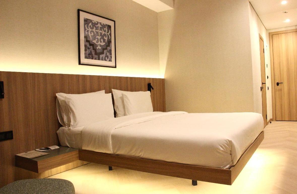 Resident Hotel Abay Алматы Экстерьер фото